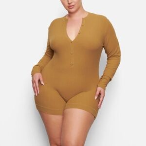 SKIMS SOFT LOUNGE BUTTON UP HENLEY ONESIE IN MEDIUM